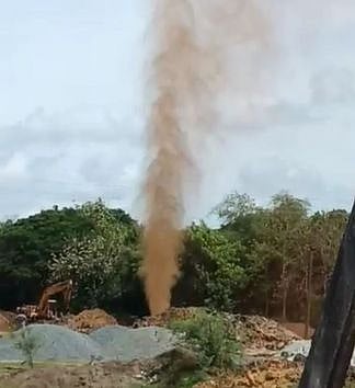 நாகை மாவட்டம், மேமாத்தூா் கிராமத்தில் கெயில் நிறுவன குழாயிலிருந்து வெளியேறிய வாயு.