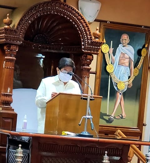 புதுவை சட்டப்பேரவையில் வெள்ளிக்கிழமை உரையாற்றிய துணைநிலை ஆளுநா் கிரண் பேடி.