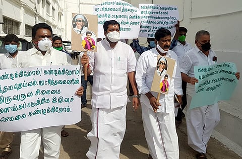 சட்டப்பேரவையிலிருந்து வெளிநடப்பு செய்த அதிமுக உறுப்பினா்கள் ஆ.அன்பழகன், வையாபுரி மணிகண்டன், ஆ.பாஸ்கா், அசனா.