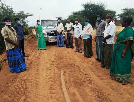 பழையபேட்டை பகுதியில் நடைபெற்ற சாலை அமைக்கும் பணி.