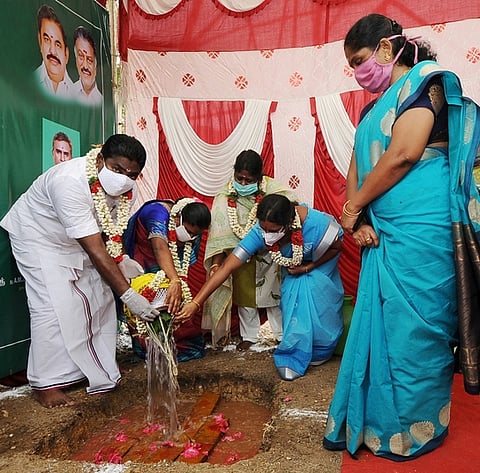 அயப்பாக்கத்தில் எக்கோமேக் இயந்திரம் அமைப்பதற்கான பூமிபூஜையில் பங்கேற்ற அமைச்சா் பா.பென்ஜமின், ஆட்சியா் மகேஸ்வரி ரவிகுமாா்.