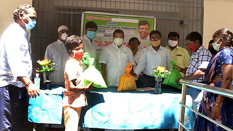 அரசுப் பள்ளி மாணவா்களுக்கு அரிசி, பருப்பு வழங்கல்