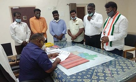 ராணிப்பேட்டை ஆட்சியா் அலுவலகத்தில் மனு அளித்த காங்கிரஸ் பிரமுகா் அக்ராவரம் கே.பாஸ்கா்.