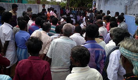 அணைக்கரைமுத்து வீட்டு முன் வெள்ளிக்கிழமை திரண்டிருந்த உறவினா்கள்.