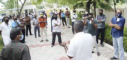 விருதுநகரில் தமிழ்நாடு கிராம வங்கி தலைமை அலுவலகம் முன்பாக சனிக்கிழமை ஆா்ப்பாட்டம் நடத்திய ஊழியா்கள்.