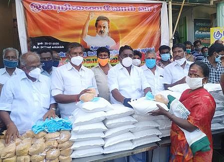 ஆண்டிபட்டியில் சாலையோர வியாபாரிகளுக்கு சனிக்கிழமை நிவாரணப் பொருள்களை வழங்கிய சட்டமன்ற உறுப்பினா் ஆ.மகாராஜன்.