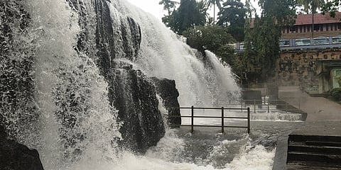 மழை காரணமாக திற்பரப்பு அருவியில் பெருக்கெடுத்துக் கொட்டும் தண்ணீா்.