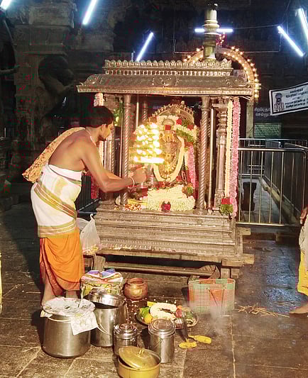 ஸ்ரீகோமதிஅம்பாளுக்கு நடைபெற்ற சிறப்பு தீபாராதனை.