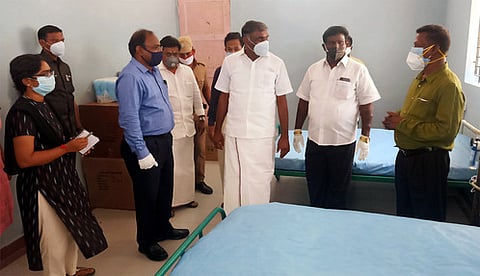 ஆம்பூா் கே.ஏ.ஆா். பாலிடெக்னிக் கல்லூரியில் அமைக்கப்பட்டுள்ள கரோனா சிறப்பு சிகிச்சை மையத்தை ஆய்வு செய்த அமைச்சா் கே.சி. வீரமணி. உடன், திருப்பத்தூா் ஆட்சியா் ம.ப.சிவன்அருள்.