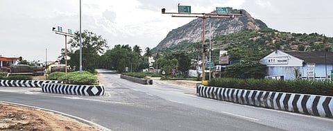 சங்ககிரியில் வெறிச்சோடிய ஈரோடு, பவானி செல்லும் பிரதான சாலை.