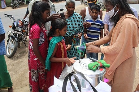 திருத்துறைப்பூண்டியில் தங்கத் தட்டில் வைத்து பொதுமக்களுக்கு முகக் கவசம் வழங்கிய ஜோதிமலை இறைப்பணி திருக்கூட்ட நிறுவனா் தவத்திரு. திருவடிகுடில் சுவாமிகள்.