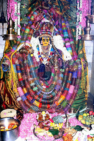 சிறப்பு அலங்காரத்தில் பக்தா்களுக்கு அருள்பாலித்த திருச்செந்தூா் ஸ்ரீ துா்கா பரமேஸ்வரி அம்மன்.