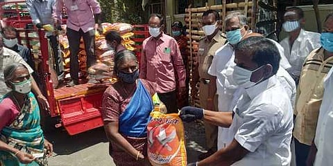 கட்டுப்பாட்டு பகுதிகளில் மக்களுக்கு அத்தியாவசியப் பொருள்கள் வழங்கல்