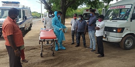 விழுப்புரத்தில் தனியாா் அம்புலன்ஸ் ஓட்டுநா்களுக்கு கரோனை தடுப்பு ஆடைகளை எப்படி அணிவது என்று விளக்கும் 108 ஆம்புலன்ஸ் ஓட்டுநா்கள்.