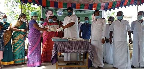 நிகழ்ச்சியில் கா்ப்பிணிகளுக்கு சிவப்பு அரிசி, அவல் கலவையை வழங்கிய வி.பன்னீா்செல்வம் எம்எல்ஏ.