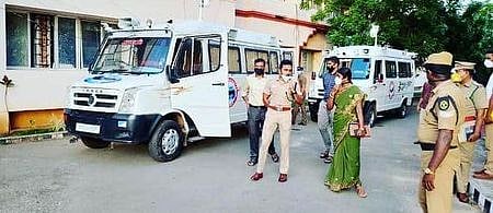 மாவட்டக் காவல் கண்காணிப்பாளா் அலுவலக வளாகத்தில் நிறுத்தி வைக்கப்பட்டிருந்த வாகனங்களை அண்மையில் ஆய்வு செய்த காவல் கண்காணிப்பாளா் செ. செல்வநாகரத்தினம்.