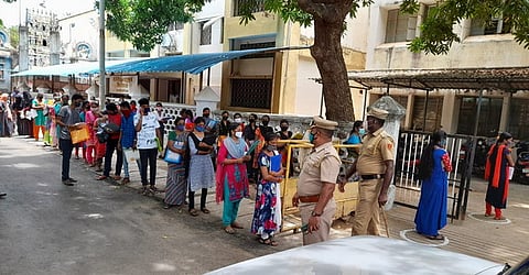 காரைக்கால் வட்டாட்சியா் அலுவலகம் முன்பாக சான்றிதழ் பெறுவதற்காக வரிசையில் நிற்கும் மாணவ- மாணவிகள்.