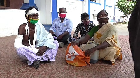 திருவாரூா் மாவட்ட ஆட்சியரகத்தில் தா்னா போராட்டத்தில் ஈடுபட்டோா்.