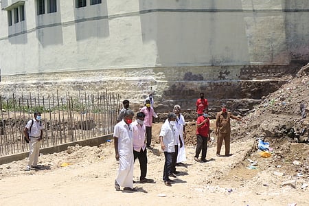 மதுரை வைகை ஆற்றில் அனுப்பானடி கால்வாய் மூடப்பட்ட பகுதி.