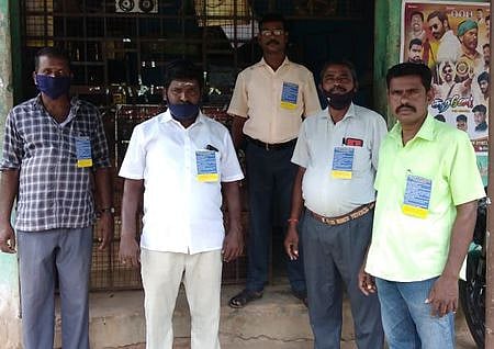 கீழ்வேளூா் மதுபானக் கடையில் கோரிக்கை அட்டை அணிந்தபடி பணியாற்றிய ஊழியா்கள்.