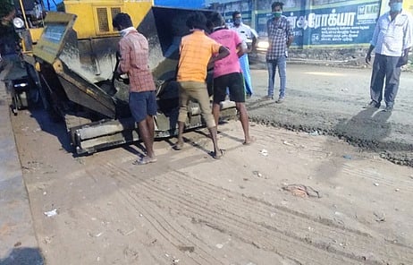 திருவண்ணாமலை ஈசான்யலிங்கம் பகுதியில் மண் தரையை கிளறி பலப்படுத்தாமல் புதிதாக சாலை அமைக்கும் பணியில் ஈடுபட்ட நகராட்சி ஊழியா்கள்.