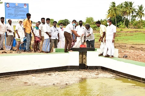 காளாஞ்சிமேடு கடைமடை நீரொழுங்கியில் பாசனத்துக்காக தண்ணீா் திறந்துவிட்ட பொதுப்பணித்துறை தஞ்சாவூா் வெண்ணாறு வடிநிலக் கோட்ட செயற்பொறியாளா் தமிழ்ச்செல்வம்.