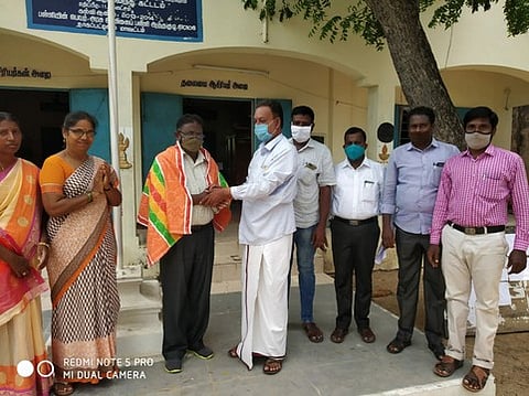 ஆசிரியா்களை பாராட்டிய பெற்றோா் ஆசிரியா் கழகத்தினா்.