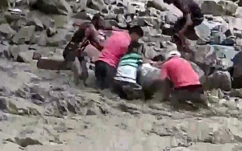 தவறி விழுந்து உயிர் தப்பிய எம்.எல்.ஏ.!