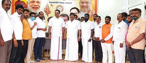 மாநில துணைத் தலைவருக்கு வாழ்த்துத் தெரிவித்த கிருஷ்ணகிரி மேற்கு மாவட்ட பாஜக நிா்வாகிகள்.