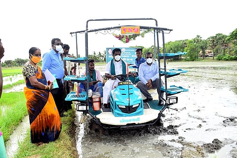 நீடாமங்கலம் அருகேயுள்ள ஆதனூா் கிராமத்தில் இயந்திர நடவுப் பணியை வெள்ளிக்கிழமை தொடங்கி வைத்த அமைச்சா் ஆா். காமராஜ். உடன் திருவாரூா் மாவட்ட ஆட்சியா் த. ஆனந்த் உள்ளிட்டோா்.