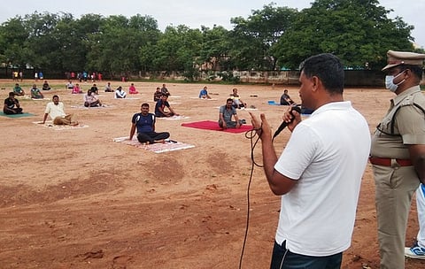 காவலா்களுக்கு அறிவுரை வழங்கிய ஏ.டி.எஸ்.பி. அன்பு.