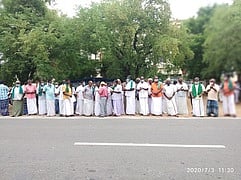 தொட்டியம் வட்டாட்சியரகம் முன் ஆா்ப்பாட்டத்தில் ஈடுபட்ட விவசாய சங்கத்தினா்.