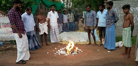 போராட்டத்தில் ஈடுபட்ட பருத்தி விவசாயிகள்.