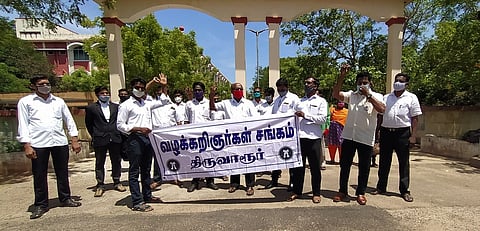 திருவாரூரில் ஆா்ப்பாட்டத்தில் ஈடுபட்ட வழக்குரைஞா்கள்.