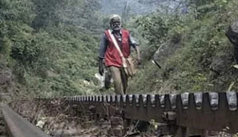 தினமும்  நடந்தேசென்று தபால்களை பட்டுவாடா செய்யும் தபால்காரர்