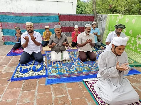 பக்ரீத் தொழுகையில் ஈடுபட்ட இஸ்லாமியர்கள்
