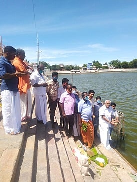 திருவாரூா் கமலாலயக் குளத்தில் புனித நீா் எடுக்கும் நிகழ்ச்சியில் பங்கேற்றோா்.