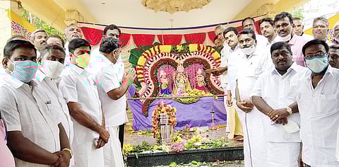 தீா்த்தமலையில்  காவடி  சாத்துப்படி  நிகழ்ச்சியைத்  தொடக்கி வைத்த  எம்எல்ஏ  ஜி. லோகநாதன்.