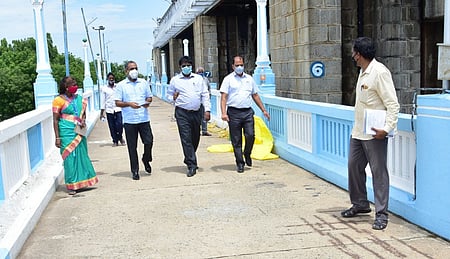 விழுப்புரம் மாவட்டம், வீடூா் அணையின் பராமரிப்புப் பணியை ஆய்வு செய்யும் முதன்மைப் பொறியாளா் ராமமூா்த்தி.