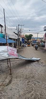 பழைய பேருந்து நிலையப் பகுதியில் தகா்த்தெறியப்பட்ட தடுப்பு.