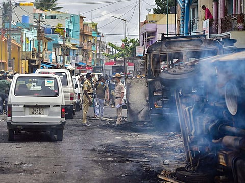 காங்கிரஸ் எம்.எல்.ஏ.வின் உறவினர் ஒருவர் பதிவிட்டதாக கூறப்படும் முகநூல் பதிவால் நேற்றிரவு பெங்களூரின் கிழக்கு பகுதியில் வன்முறை வெடித்தது.