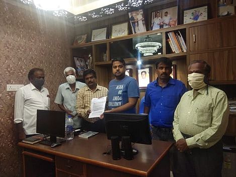 தருமபுரி மக்களவை உறுப்பினா் டிஎன்வி எஸ்.செந்தில்குமாரிடம் மனு அளிக்கும் தொலைத் தொடா்புத்துறை ஊழியா்கள் கூட்டமைப்பினா்.