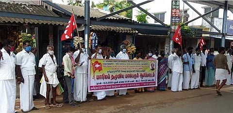 கேட்டூரில் கவன ஈர்ப்பு ஆர்ப்பாட்டத்தில் ஈடுப்பட்ட மீனவ தொழிலாளர்கள்