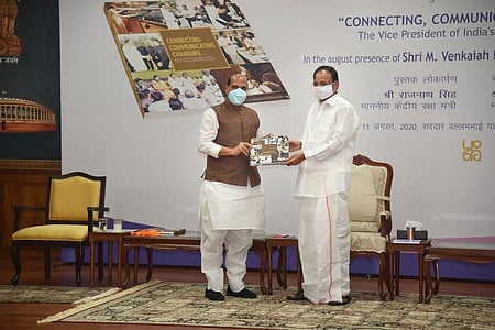 குடியரசு துணைத் தலைவா் வெங்கய்ய பற்றிய நூலின் நகலை அவருக்கு வழங்கிய பாதுகாப்புத் துறை அமைச்சா் ராஜ்நாத் சிங்.