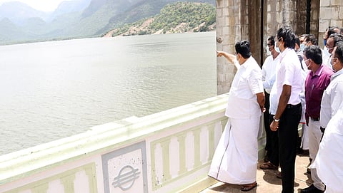 அமராவதி  அணையில்  ஆய்வு  செய்கிறாா்  அமைச்சா்  உடுமலை கே.ராதாகிருஷ்ணன். உடன், மாவட்ட ஆட்சியா் க.விஜயகாா்த்திகேயன்  உள்ளிட்டோா்.