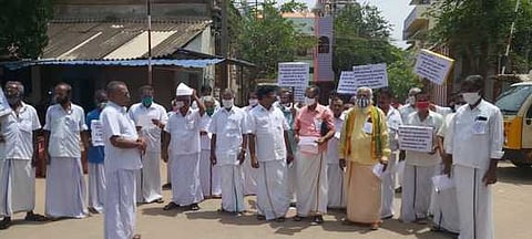 எமனேசுவரம் நேருஜி மைதானத்தில் பல்வேறு கோரிக்கைகளை வலியுறுத்தி புதன்கிழமை ஆா்ப்பாட்டத்தில் ஈடுபட்ட அனைத்து கைத்தறி நெசவாளா் கூட்டுறவு சங்கத்தினா்.