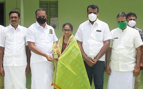 பத்தாம் வகுப்பு தேர்வில் 500 மதிப்பெண்கள் பெற்ற மாணவிக்கு காங்கயம் ஊராட்சி ஒன்றிய ஆணையர், ஒன்றியக்குழு தலைவர் ஆகியோர் வியாழக்கிழமை கேடயம் வழங்கிப் பாராட்டினர்.