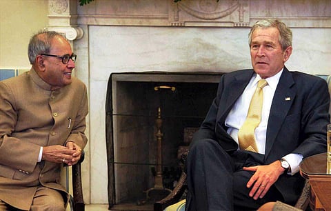 வெள்ளை மாளிகையில் ஜார்ஜ் டபிள்யூ புஷ்ஷுடன் பிரணாப் முகர்ஜி (வெளியுறவுத் துறை அமைச்சராக)