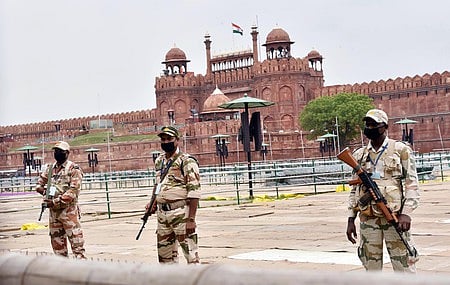 சுதந்திர தின விழாவையொட்டி, தில்லி செங்கோட்டையில் வெள்ளிக்கிழமை துப்பாக்கி ஏந்தி பாதுகாப்பு பணியில் ஈடுபட்ட மத்திய ரிசா்வ் படை போலீஸாா்.