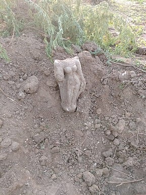 கூத்தாநல்லூா் அடுத்த பெரியக்கொத்தூரில் கண்டெடுக்கப்பட்ட தலையில்லாத அம்மன் சிலை.